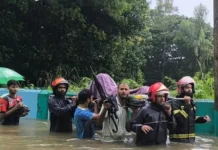 প্রসব বেদনায় কাতরাচ্ছিলে নারী, বুকসমান পানি পেরিয়ে স্ট্রেচারে কাঁধে বহন করে ফায়ার সার্ভিস উদ্ধার করেন
